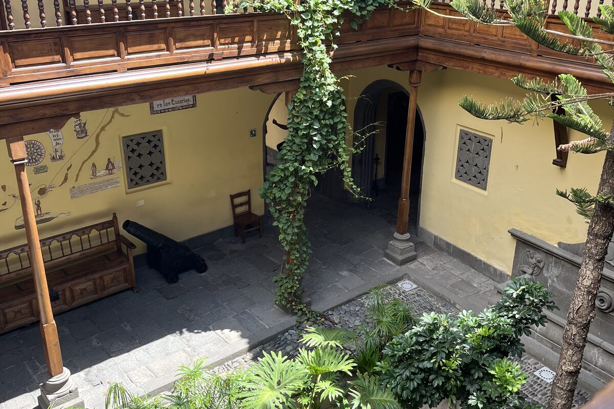 Vnitřn&iacute; dvorana Casa de Col&oacute;n ve Veguetě