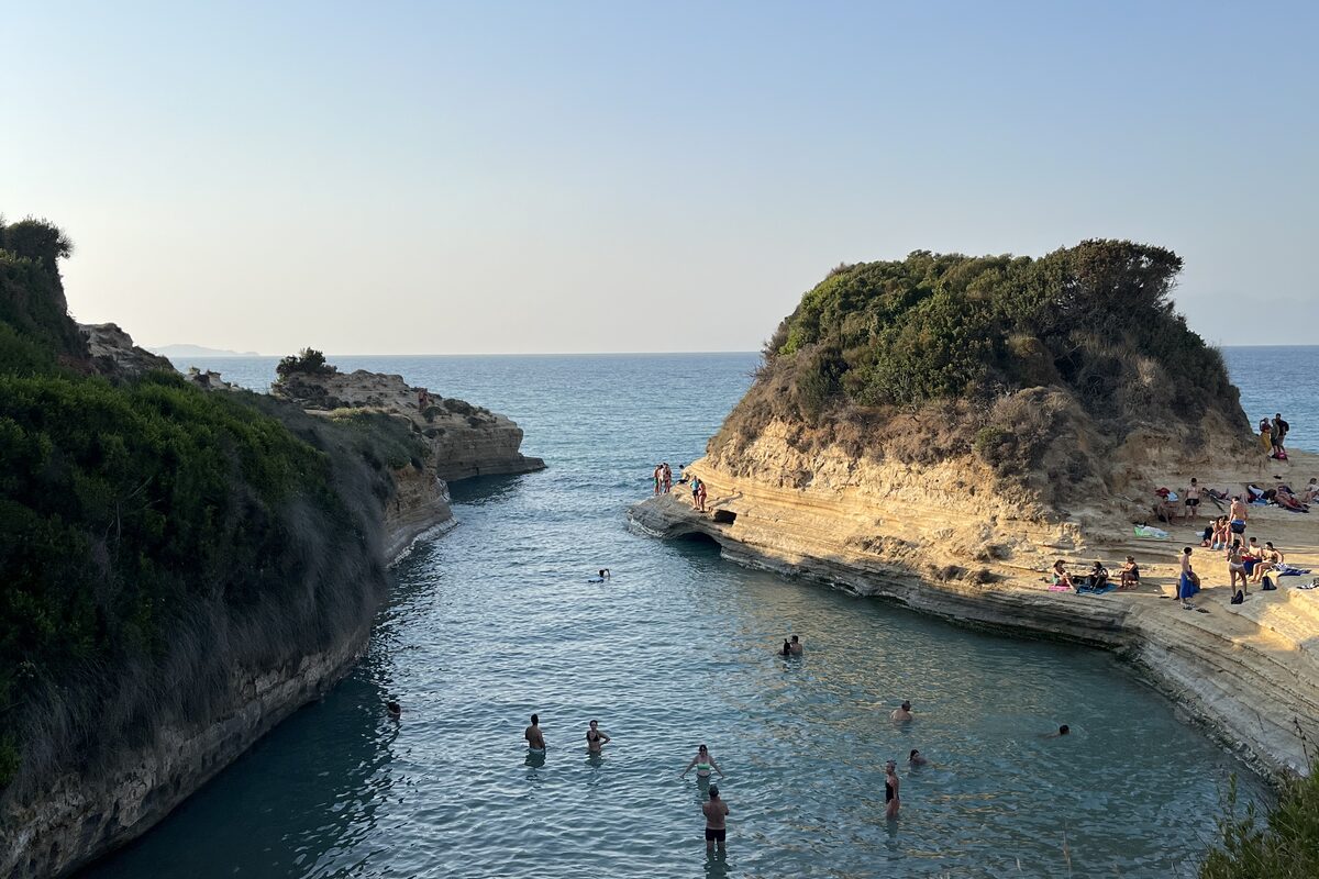 Kan&aacute;l Erota &mdash; skaln&iacute; průchod u Sidari