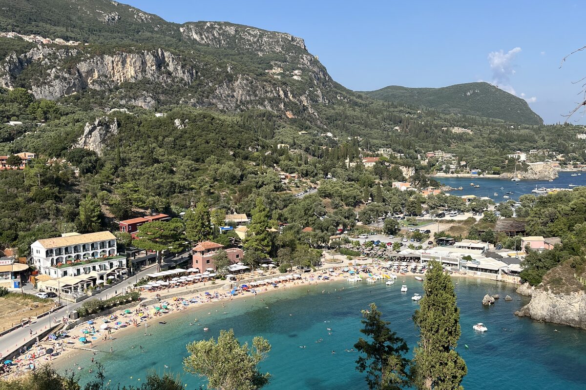 Paleokastritsa &mdash; tyrkysov&eacute; z&aacute;toky Korfu