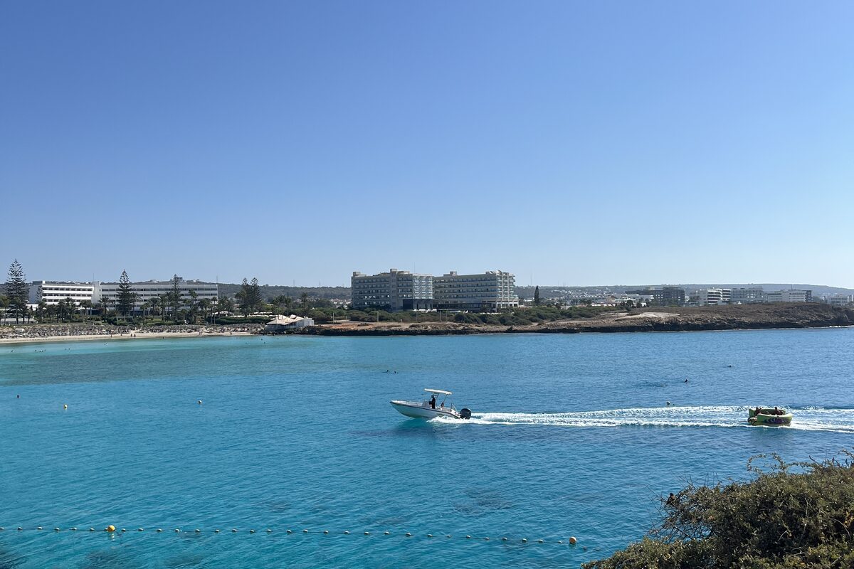 Tyrkysov&aacute; voda a sk&aacute;ly v Ayia Napa