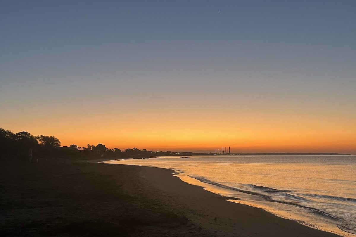V&yacute;chod slunce nad pr&aacute;zdnou pl&aacute;ž&iacute; v Larnace