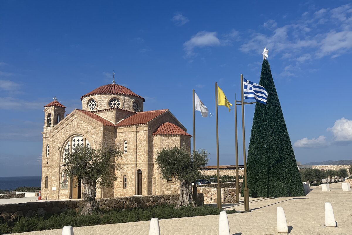 Kyperský kostel s vánočním stromem a vlajkami