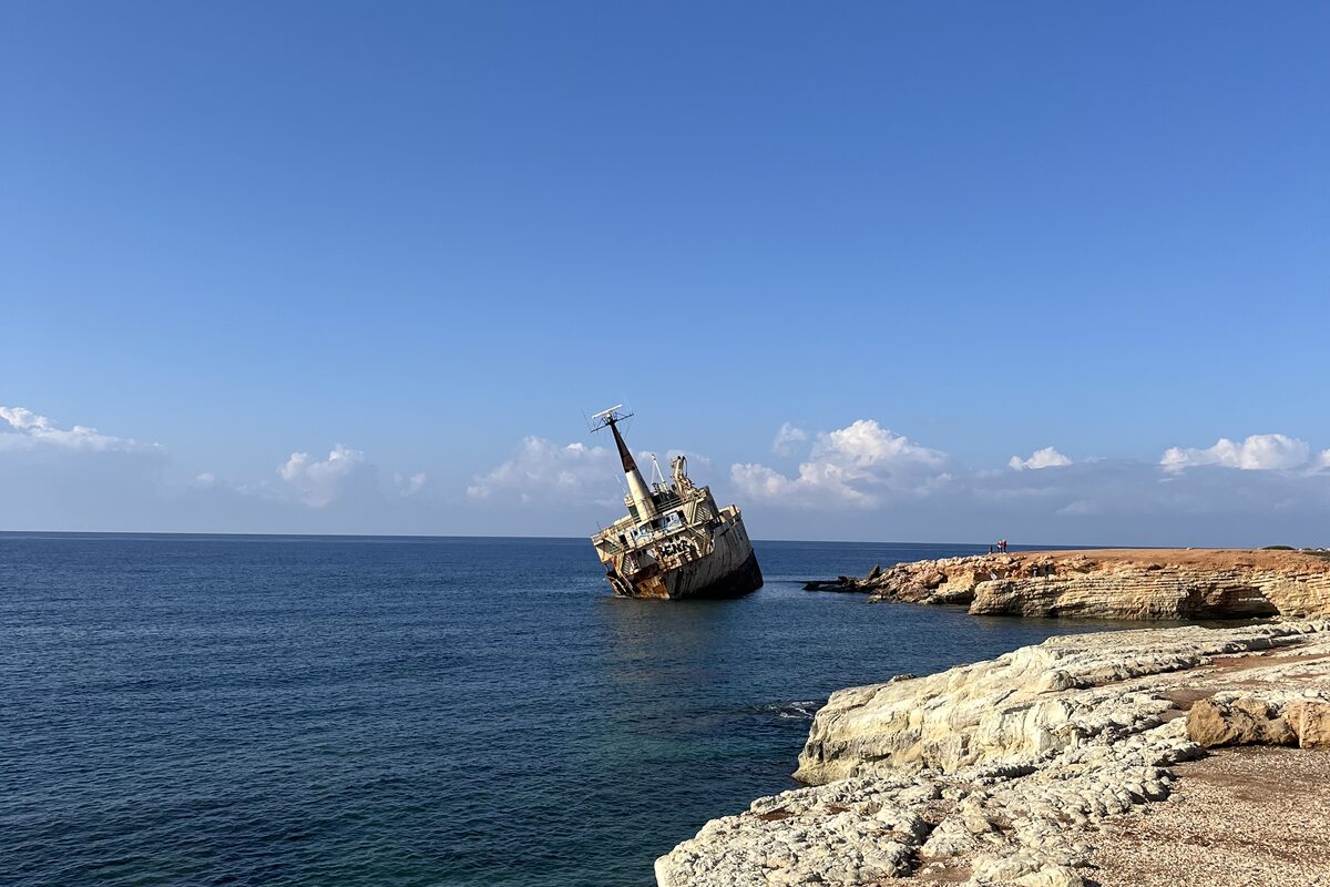 Vrak Edro III uvězněný na útesech u Pafosu