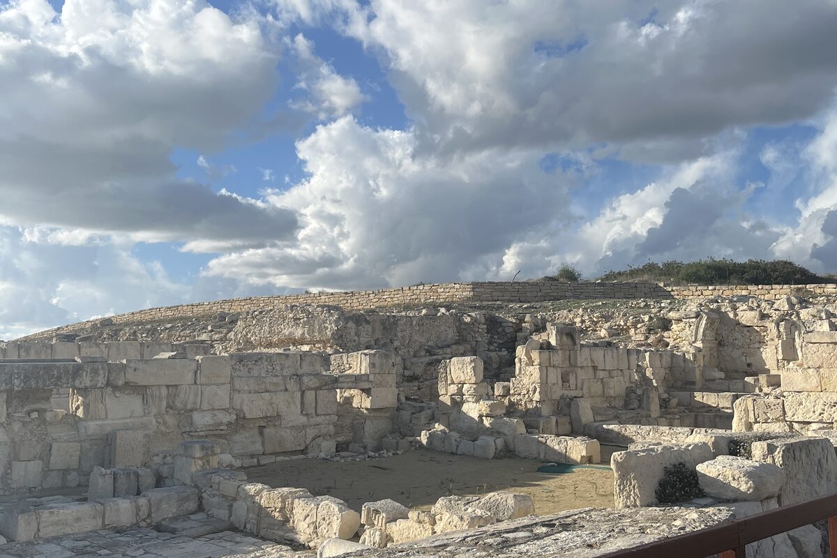 Starověký Kourion — antický amfiteátr s dramatickými mraky