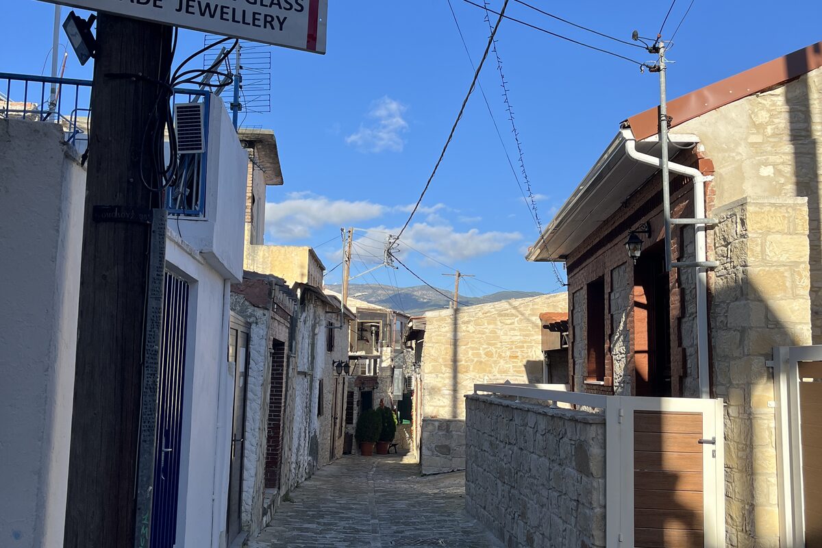 Uličky vinařské vesničky Omodos na Kypru