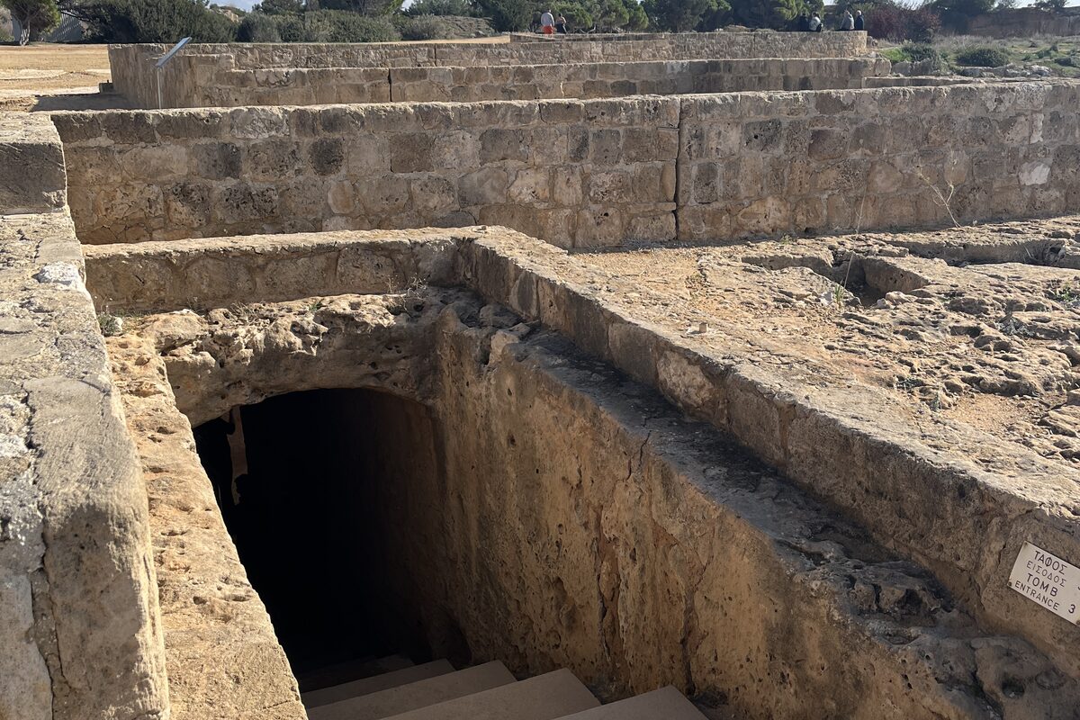 Hrobky králů v Pafosu — vstup vytesaný do skály