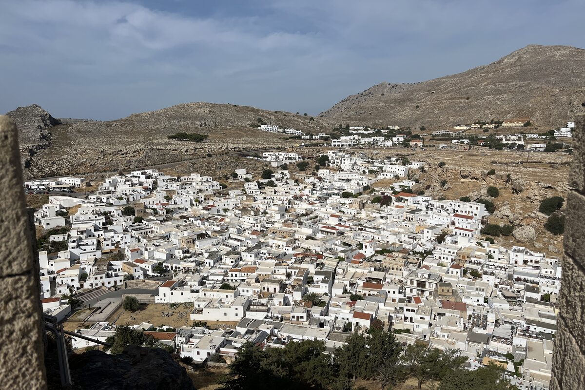 Lindos &mdash; b&iacute;l&aacute; vesnička pod akropol&iacute;