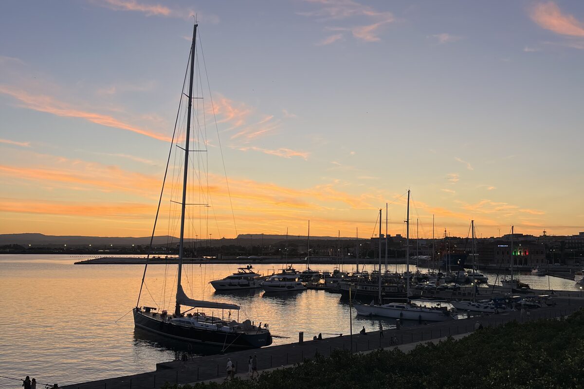 Př&iacute;stav Ortigia při z&aacute;padu slunce